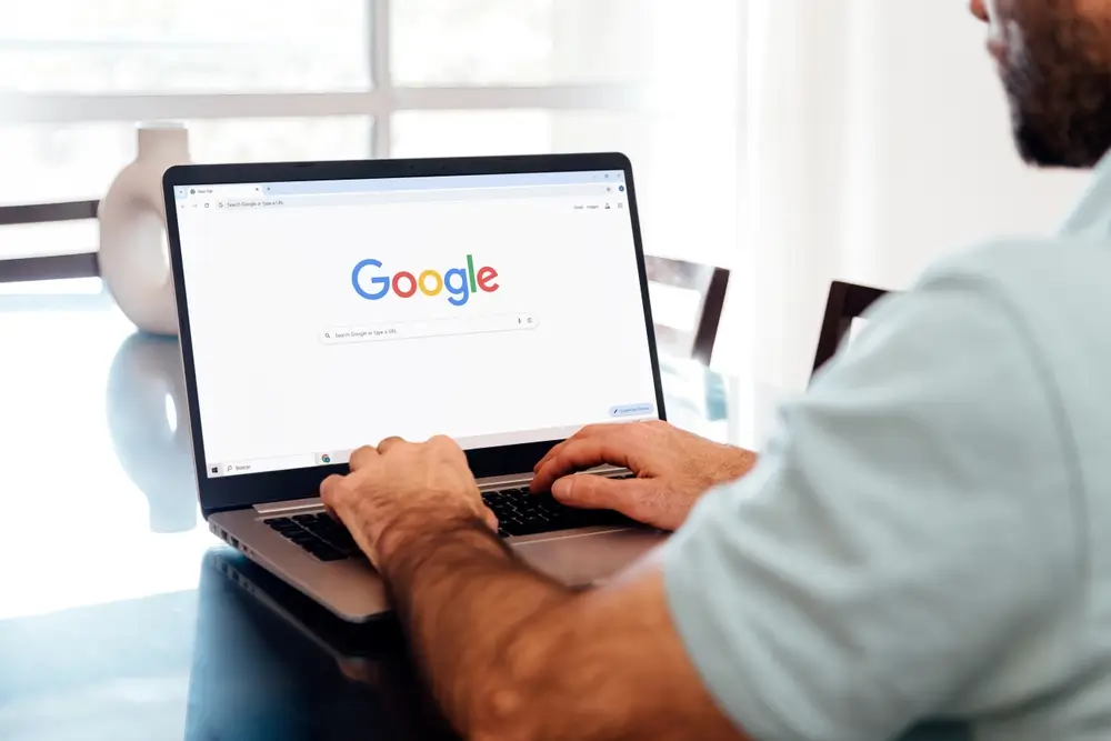 shutterstock_2521623391 - Techsvět muž na počítači na google