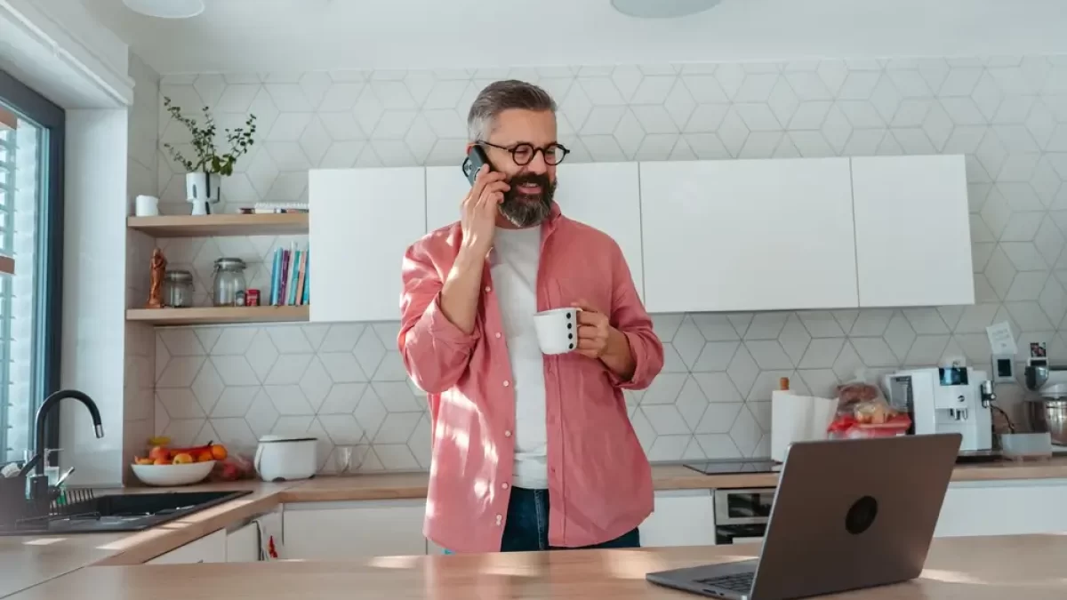 muž telefonuje