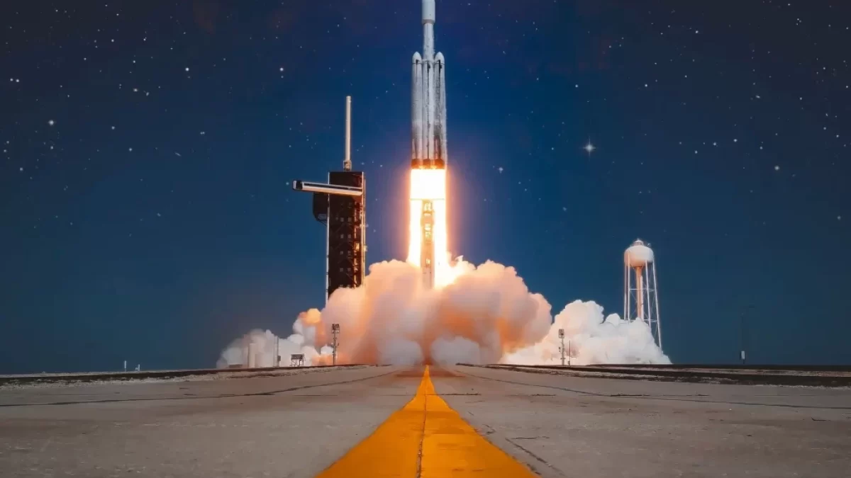 Vesmírná raketa při startu.