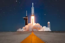 Vesmírná raketa při startu.