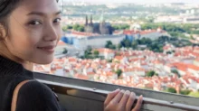 Asiatka shlíží na Prahu