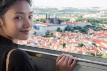 Asiatka shlíží na Prahu