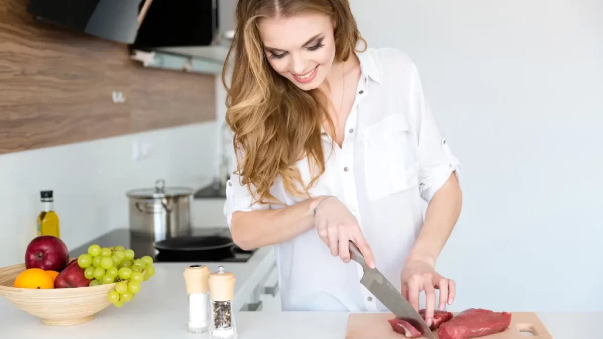 žena krájí maso