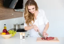žena krájí maso