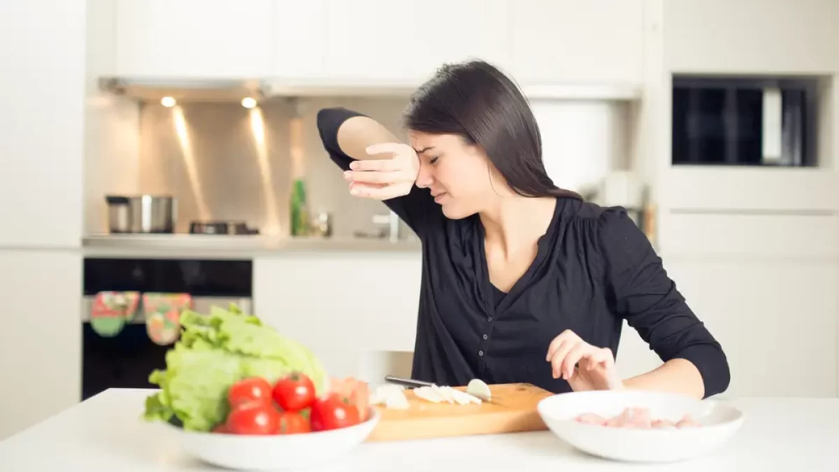 Žena, kterou pálí oči u krájení cibule