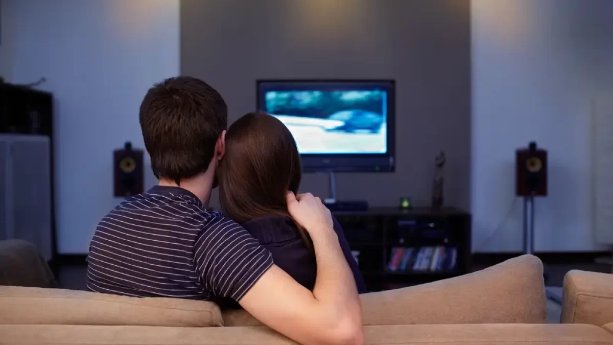 Mladý pár sledující televizi