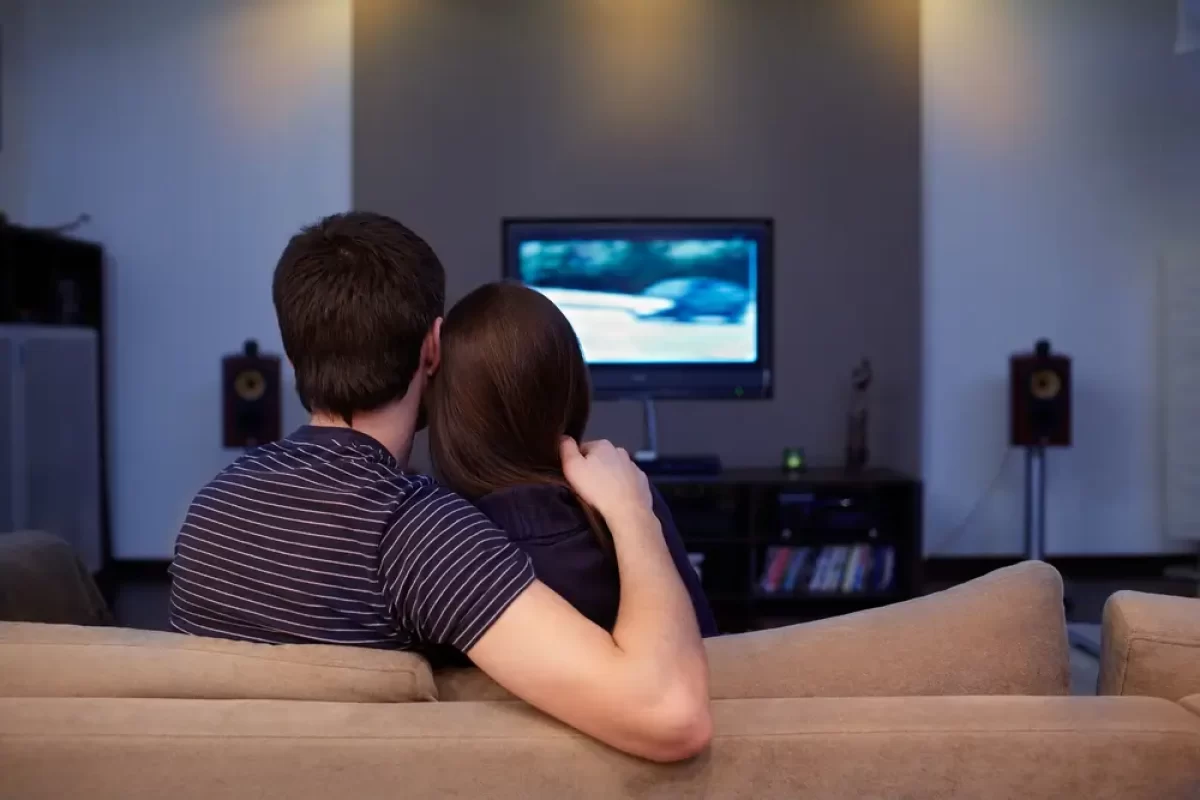 Mladý pár sledující televizi