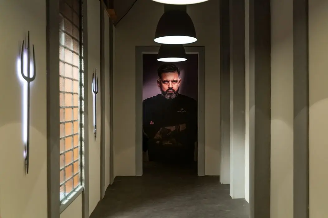 - Techsvět Radek Kašpárek na fotografii uprostřed místnosti.