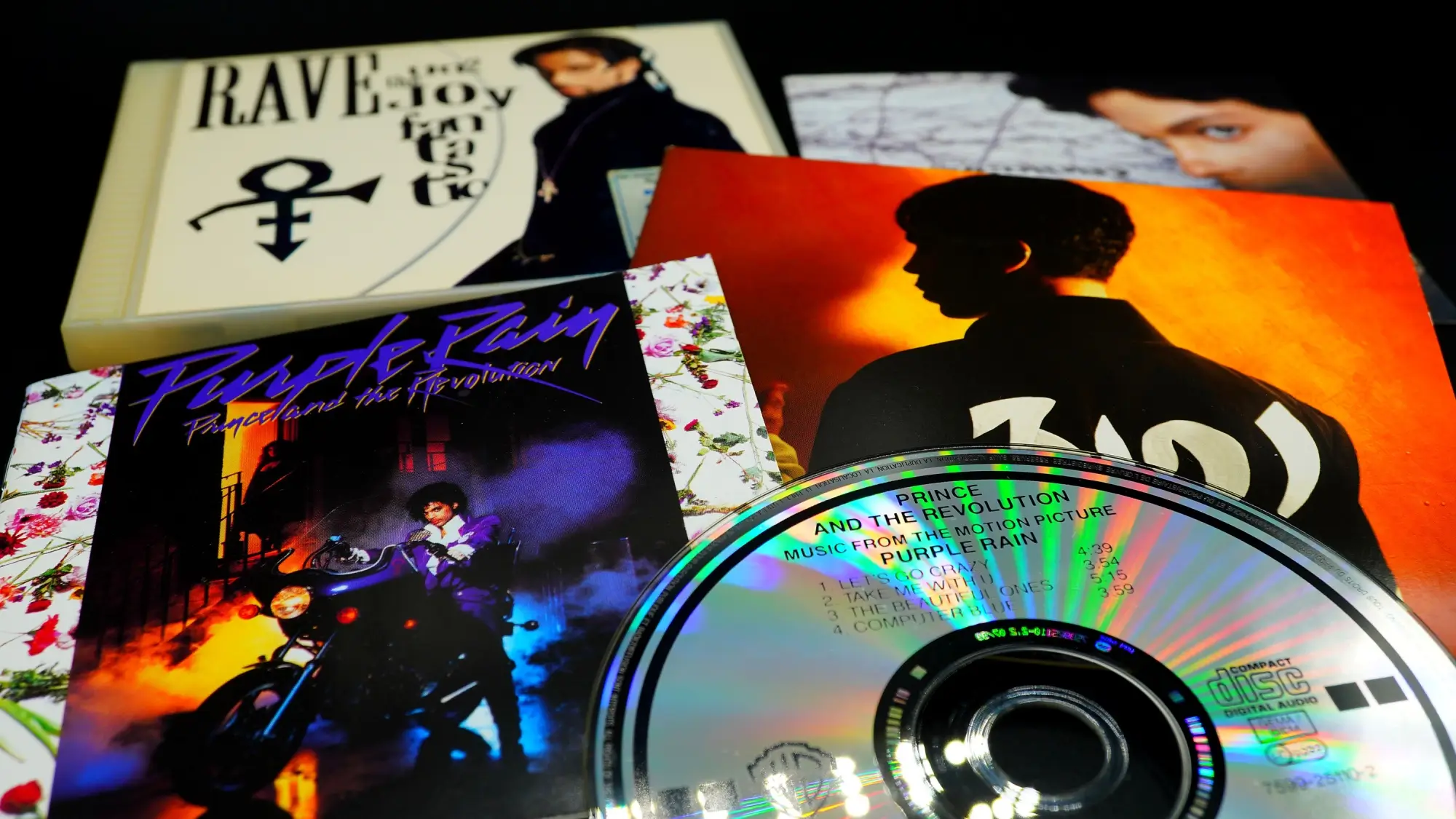CD od zpeváka Prince. 