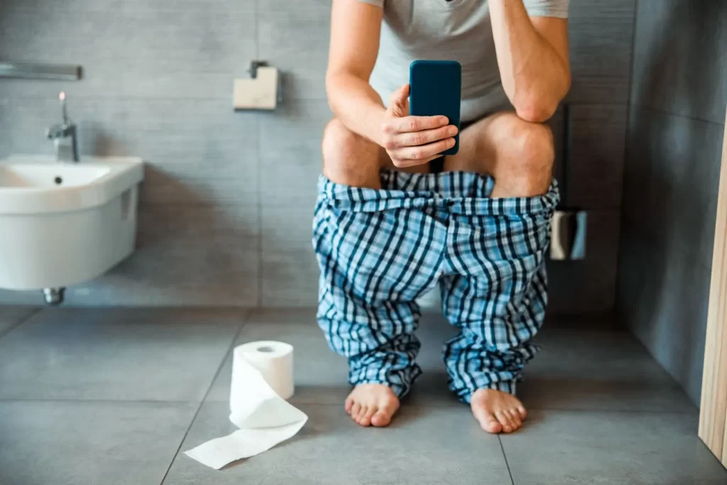 Shutterstock_1608947770 - Techsvět Muž tráví na toaletě spoustu času