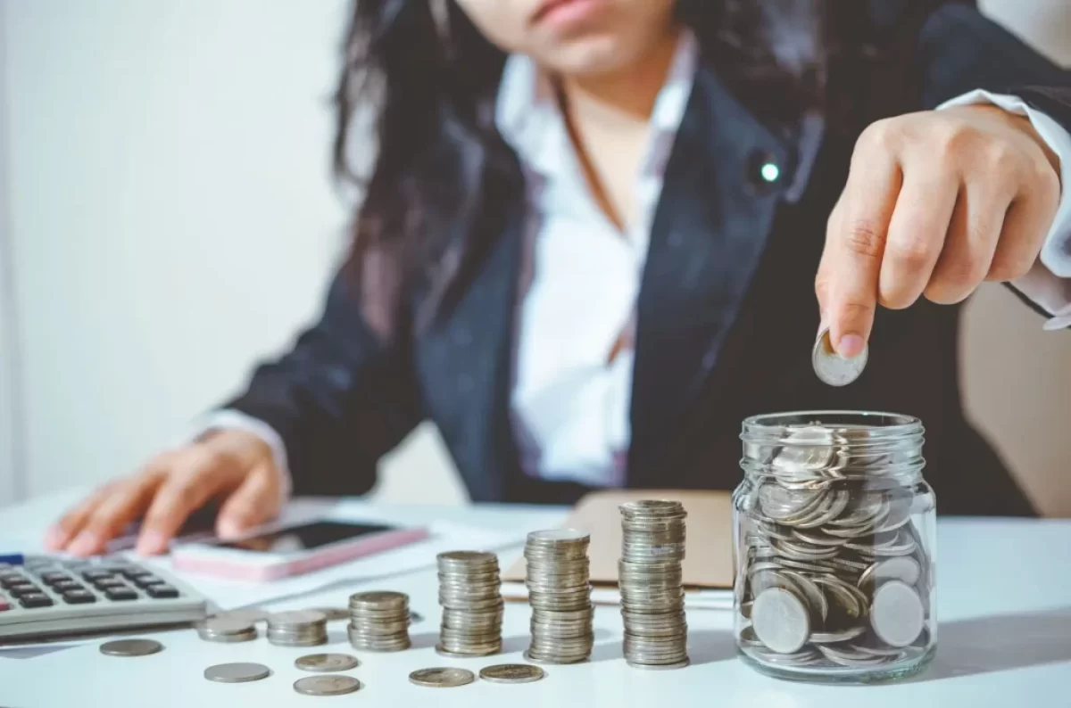 žena počítá mince