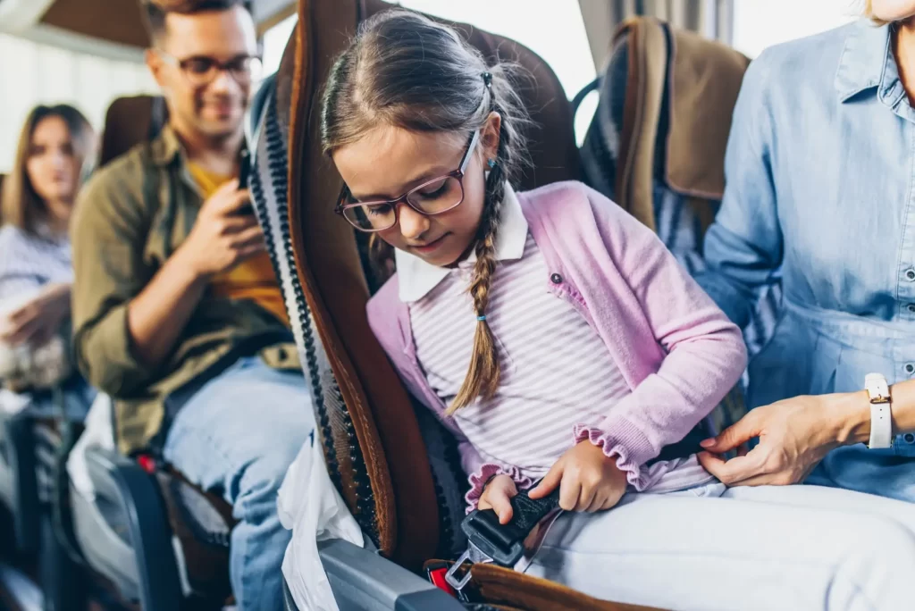 Shutterstock_1834165060 - Techsvět Holčička si v autobuse zapíná pás