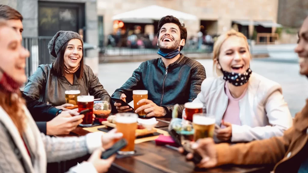 Uděláte si nové kamarády - Techsvět kamarádi pijí pivo na zahrádce v restauraci