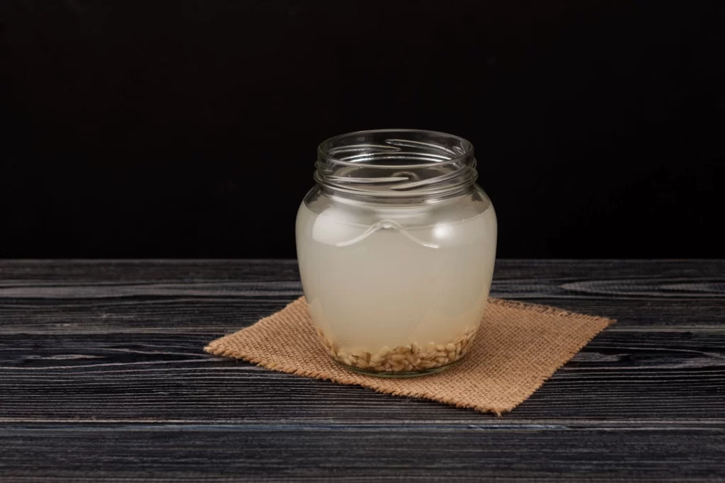Alternativou k probiotikům jsou fermetované čaje. Zdroj: Shutterstock - Techsvět fermentovaný nápoj na stole