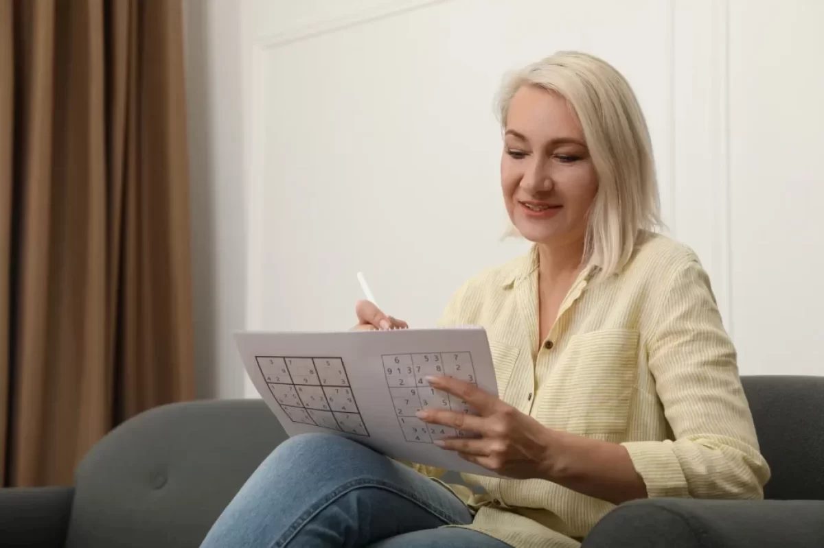Žena luští sudoku