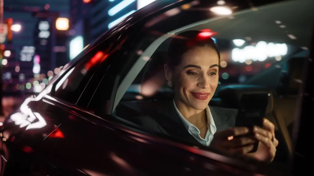 Shutterstock_2061834731 - Techsvět Žena na cestě na pracovní schůzku