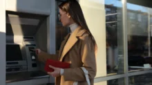 Žena u bankomatu