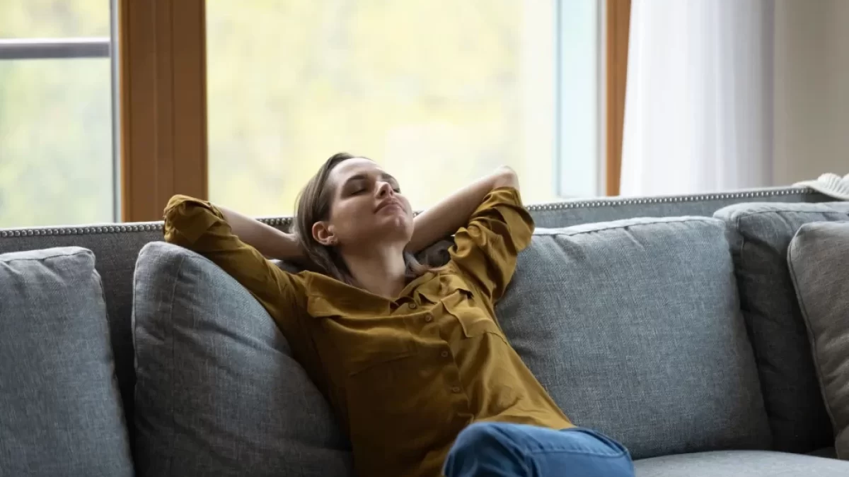 Žena odpočívá na gauči