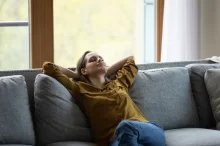 Žena odpočívá na gauči