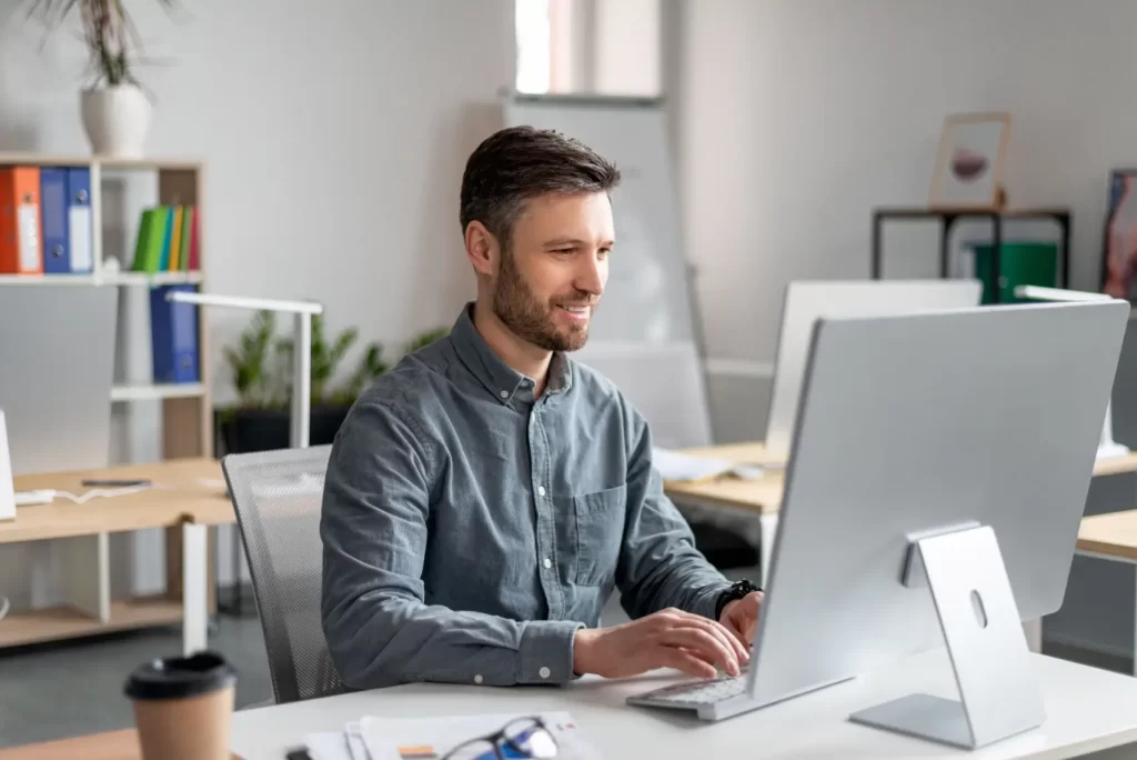 Shutterstock_2147121373 - Techsvět Muž pracující na počítači v kanceláři