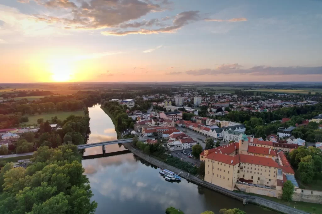 Shutterstock_2163090793 - Techsvět Pohled shora na město Poděbrady