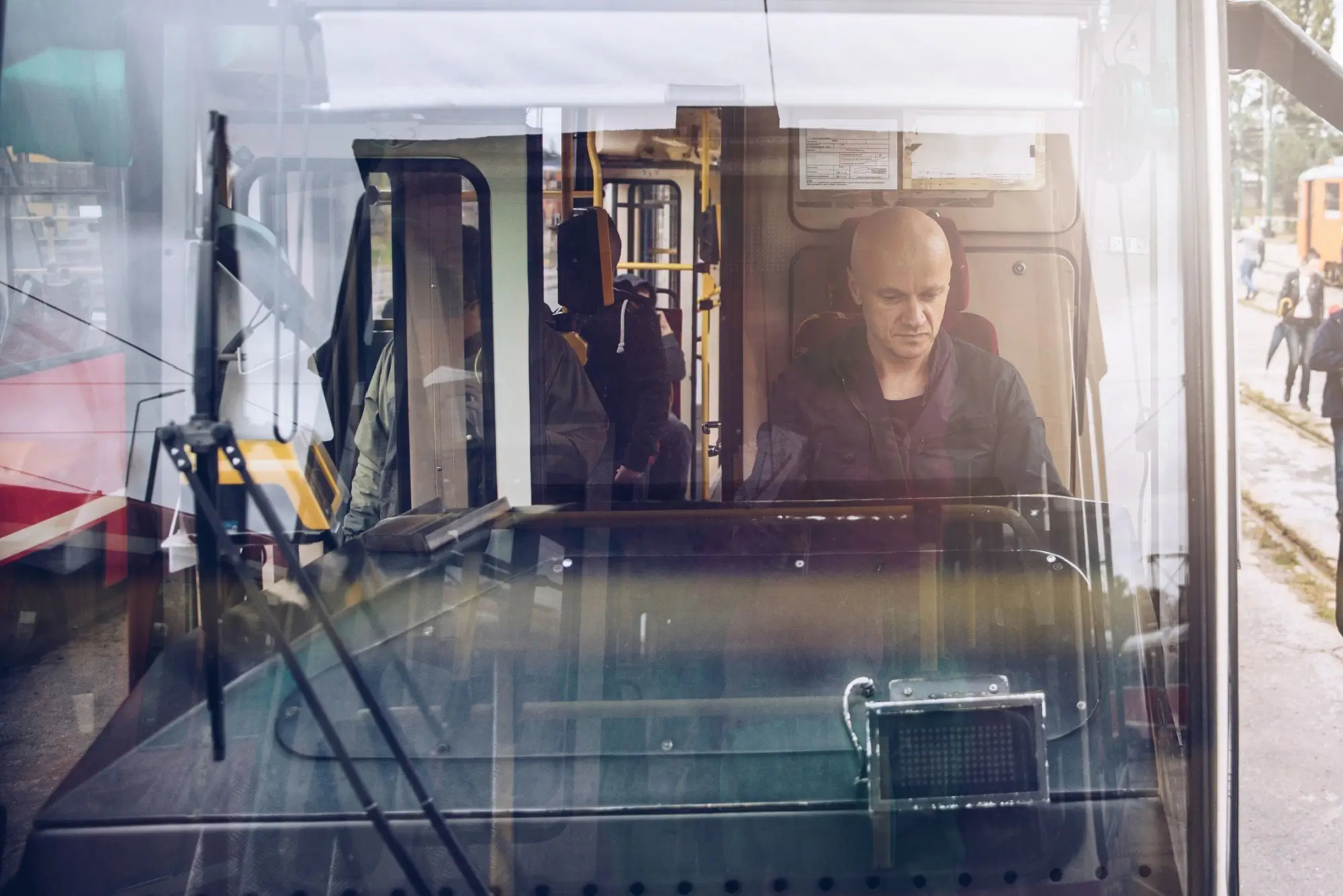 Řidič v tramvaji