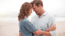 zamilovaný pár na pláži se objímá