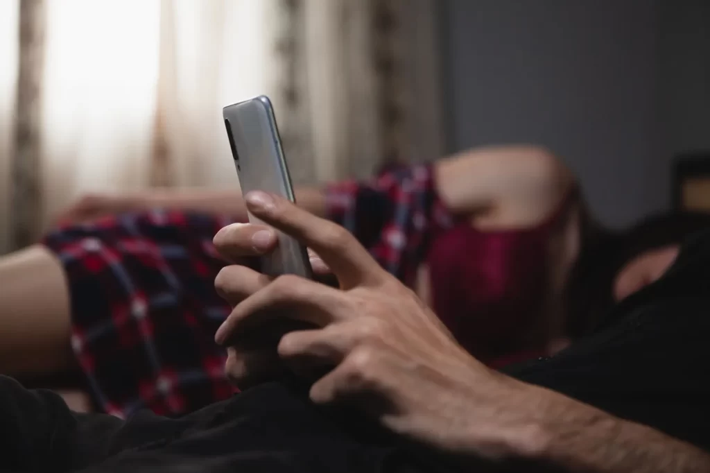 Věrní být prostě neumíte - Techsvět muž podvádí ženu, která vedle něj spí