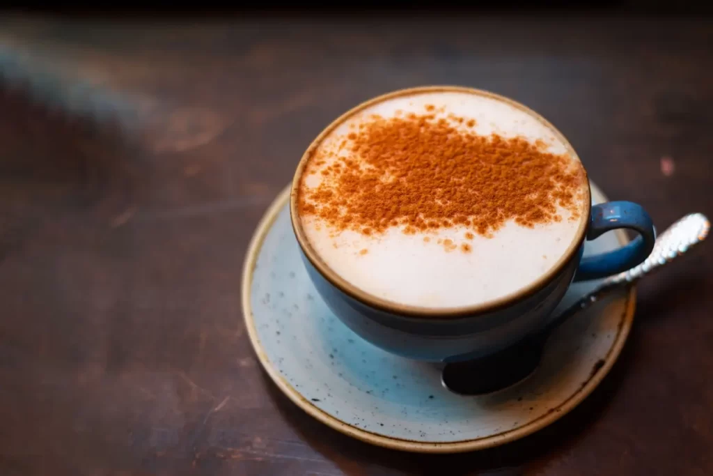 Shutterstock_2254087589 - Techsvět Chai latte s mléčnou pěnou posypané skořicí