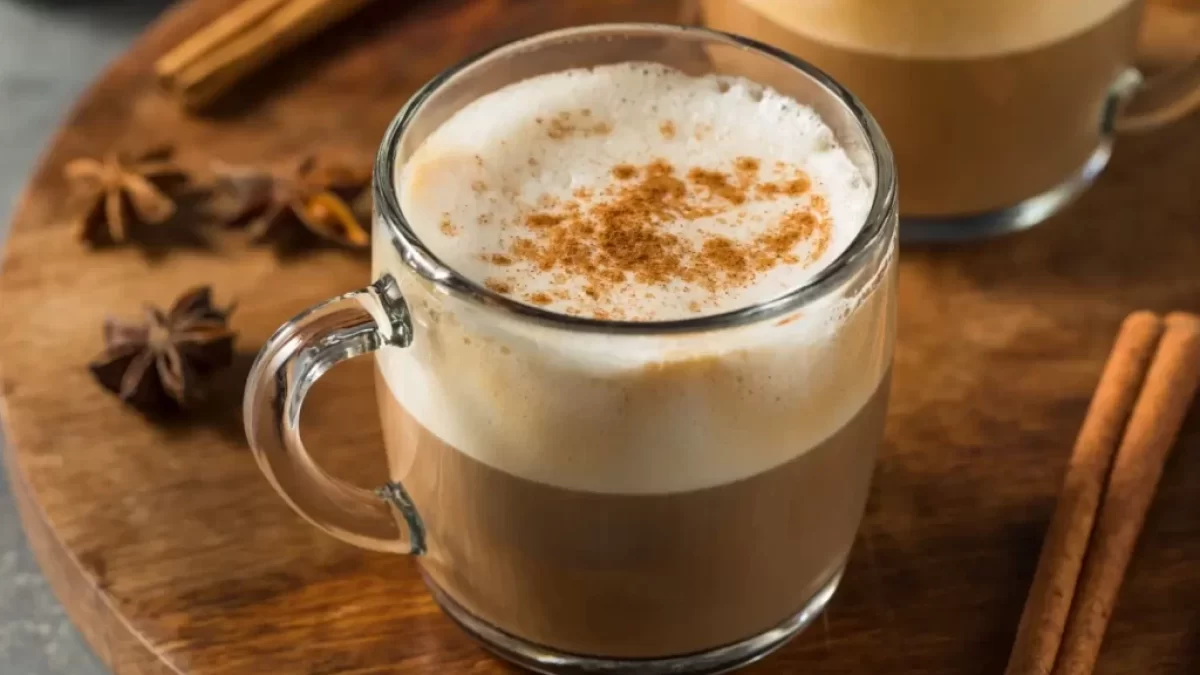 Horké chai latte připravené k servírování