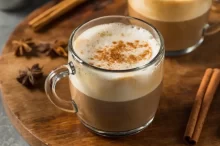 Horké chai latte připravené k servírování