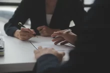 dva lidé na pracovním pohovoru