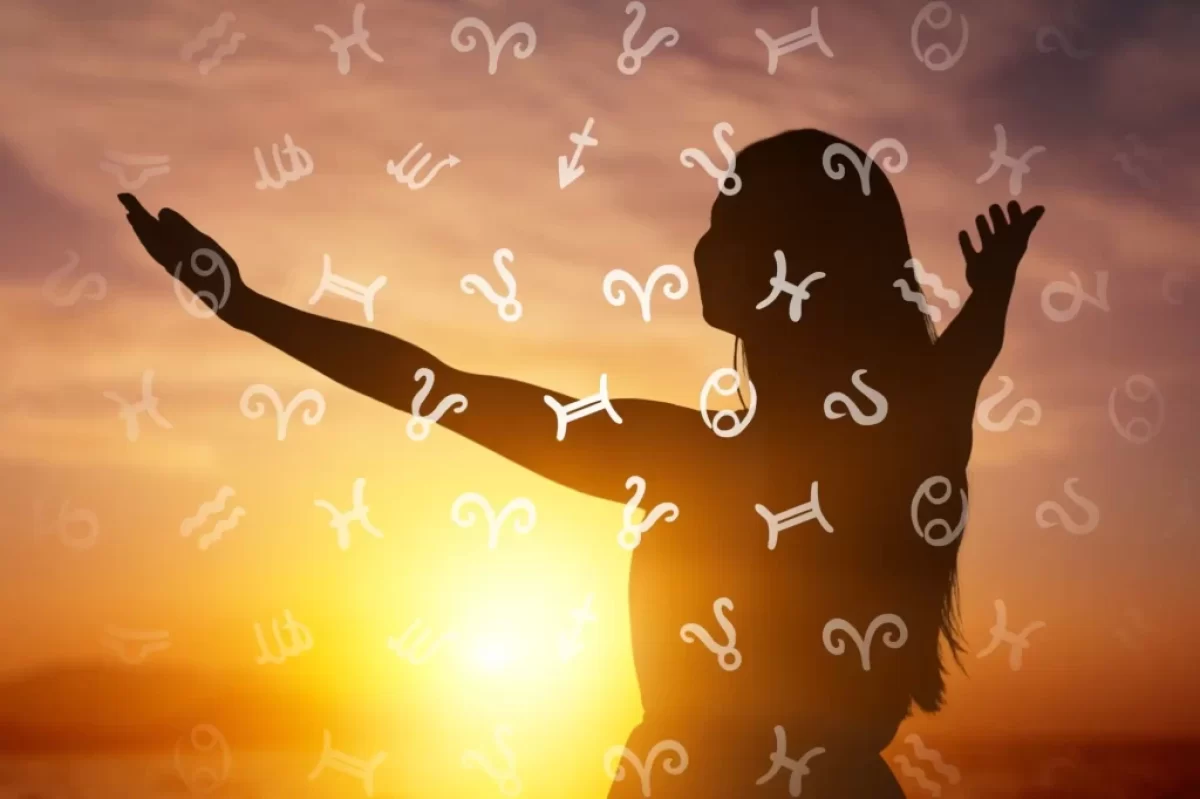 žena čerpá energii z vesmíru