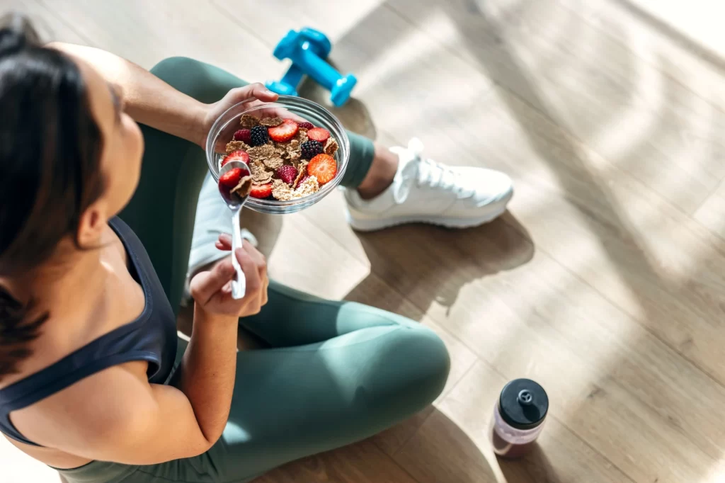 Zdravá snídaně může prodloužit život. Zdroj: Shutterstock - Techsvět fitness dívka snídá zdravě