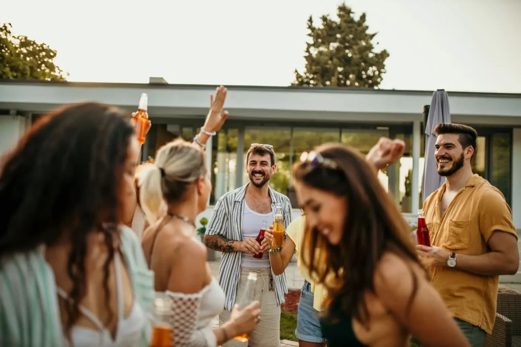 Na náročnou práci jste se snažili zapomínat na večírcích a dovolených - Techsvět lidé na dovolené oslavují