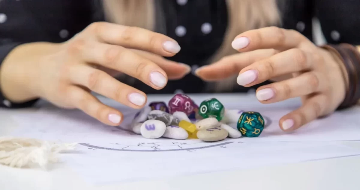 vědma vykládá osud z run