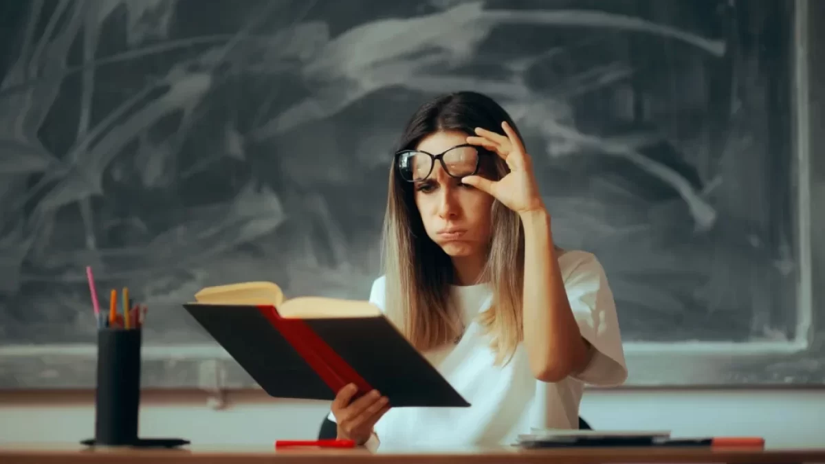 Žena nevěřícně kouká na text knihy.