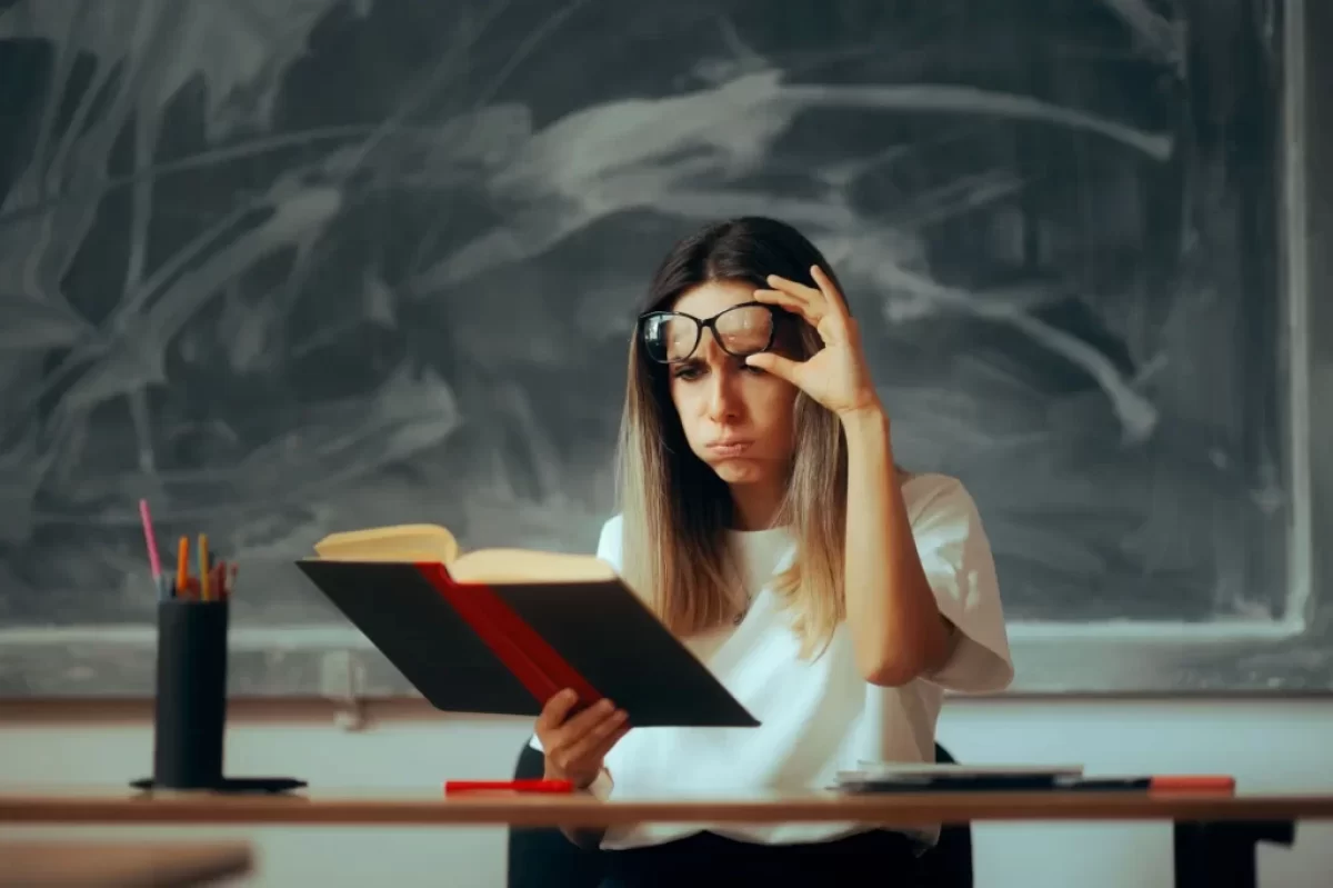 Žena nevěřícně kouká na text knihy.