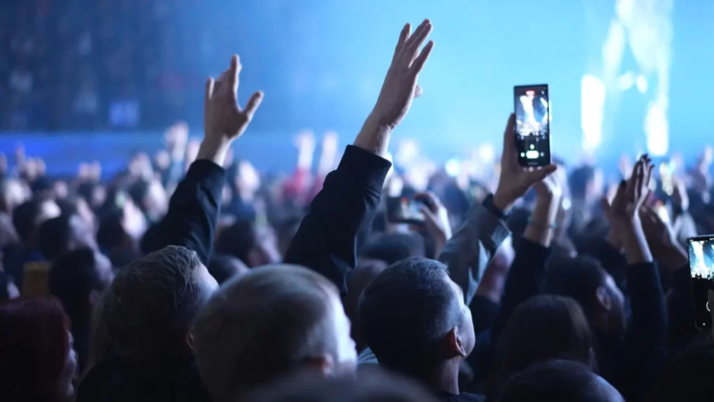Koncert vás naladí na správnou vlnu - Techsvět lidé se baví na koncertě