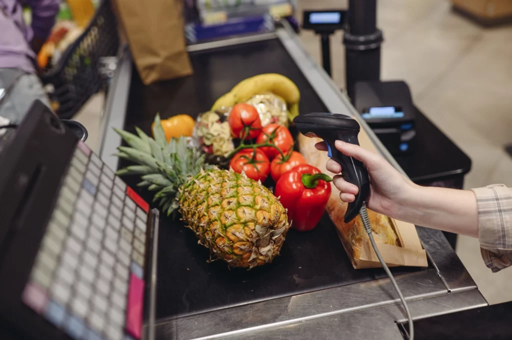 Plat prodavačky zaostává za průměrnou mzdou. Zdroj: Shutterstock - Techsvět prodavačka v supermarketu, která skenuje zboží