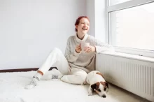 žena sedící u topení