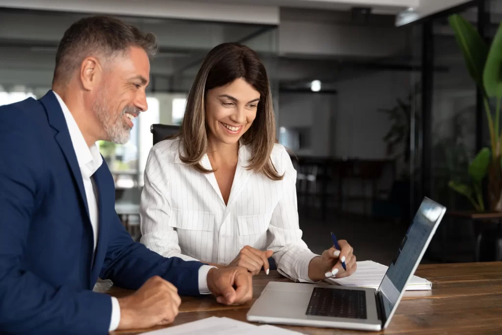 Shutterstock_2429541959 - Techsvět Bankéř jedná se ženou