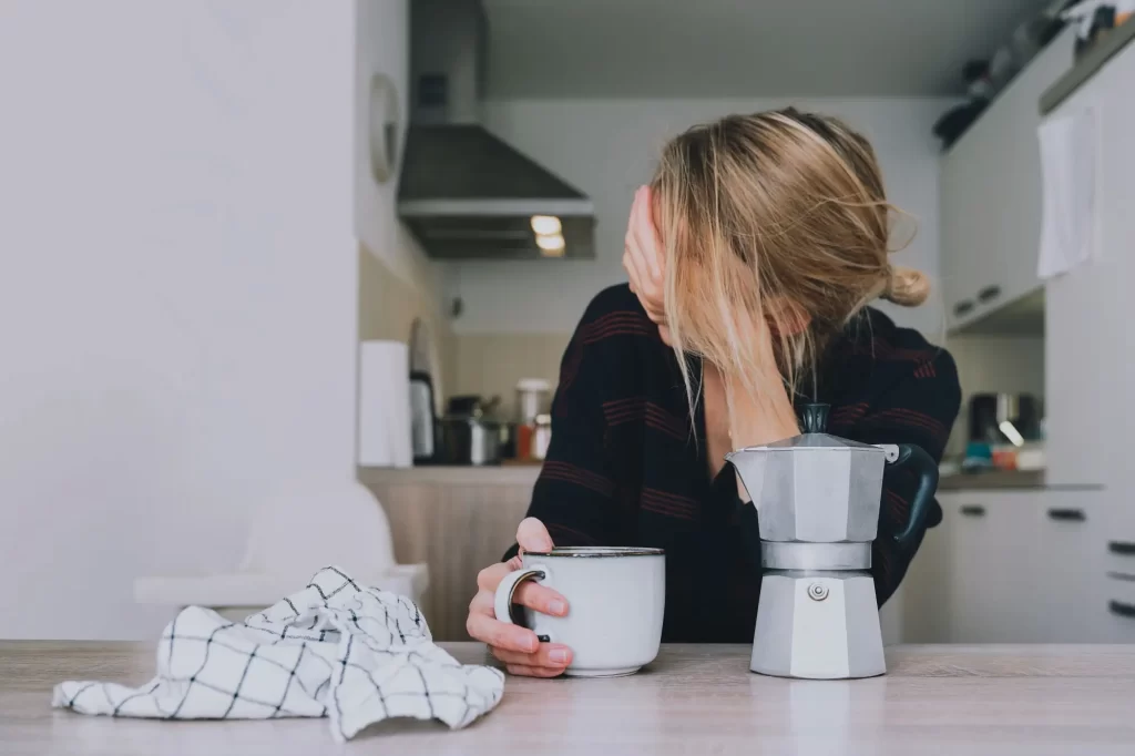 Přes únavu už ani nevidíte - Techsvět unavená žena pije kávu