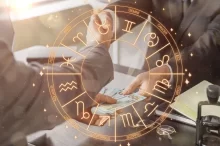 horoskop, kolega podává peníze druhému kolegovi