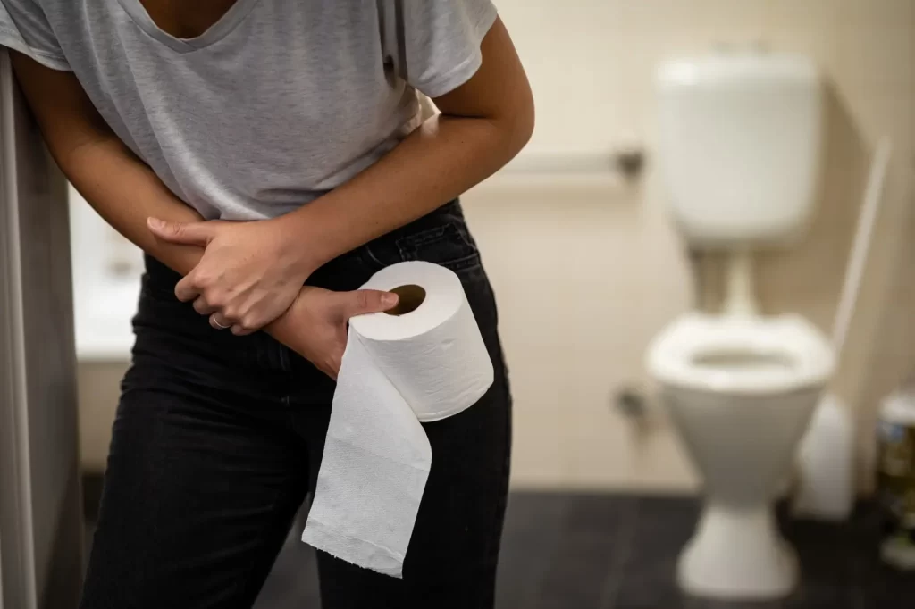 - Techsvět člověk s toaletním papírem u WC