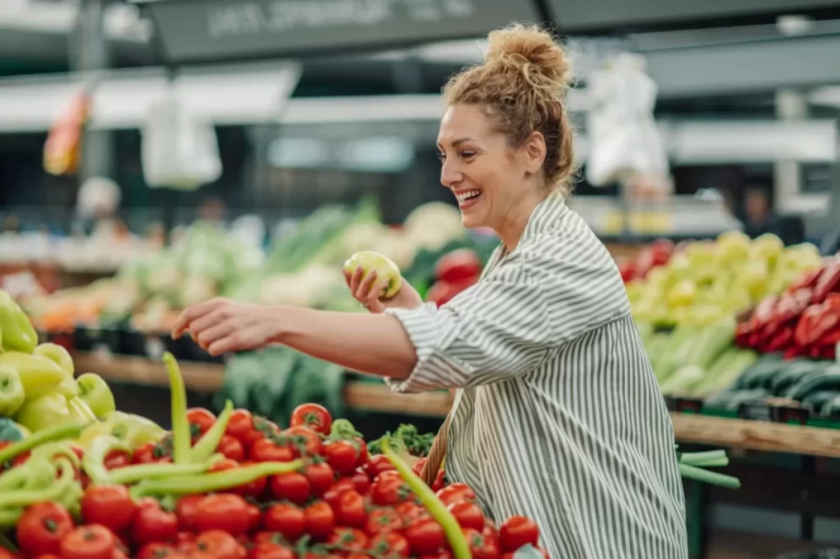 žena na farmářském trhu