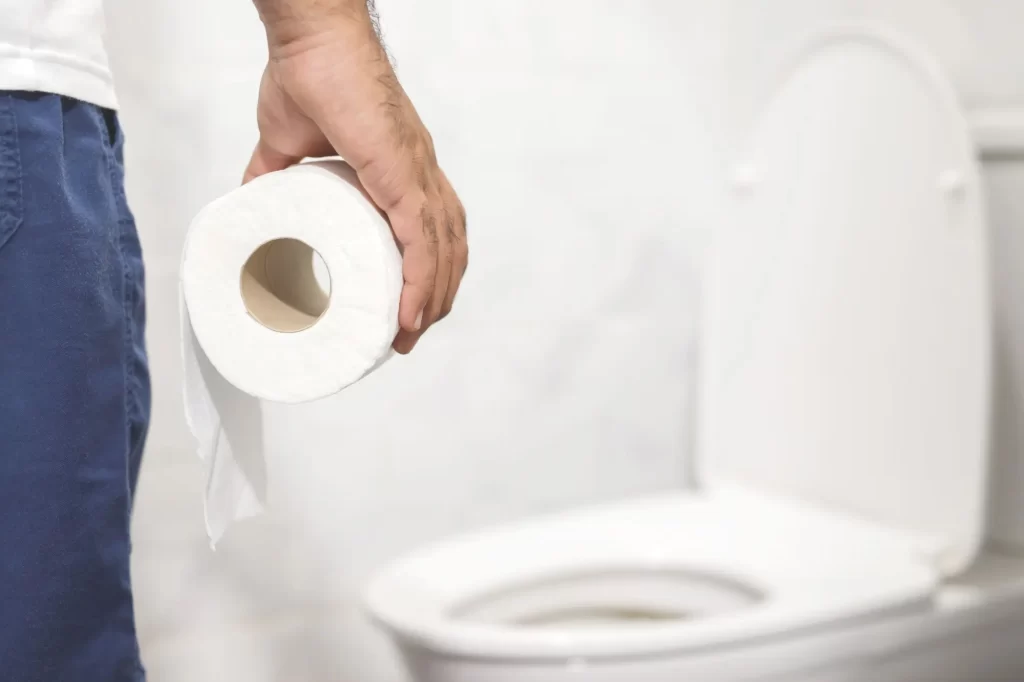 - Techsvět muž s toaletním papírem u WC