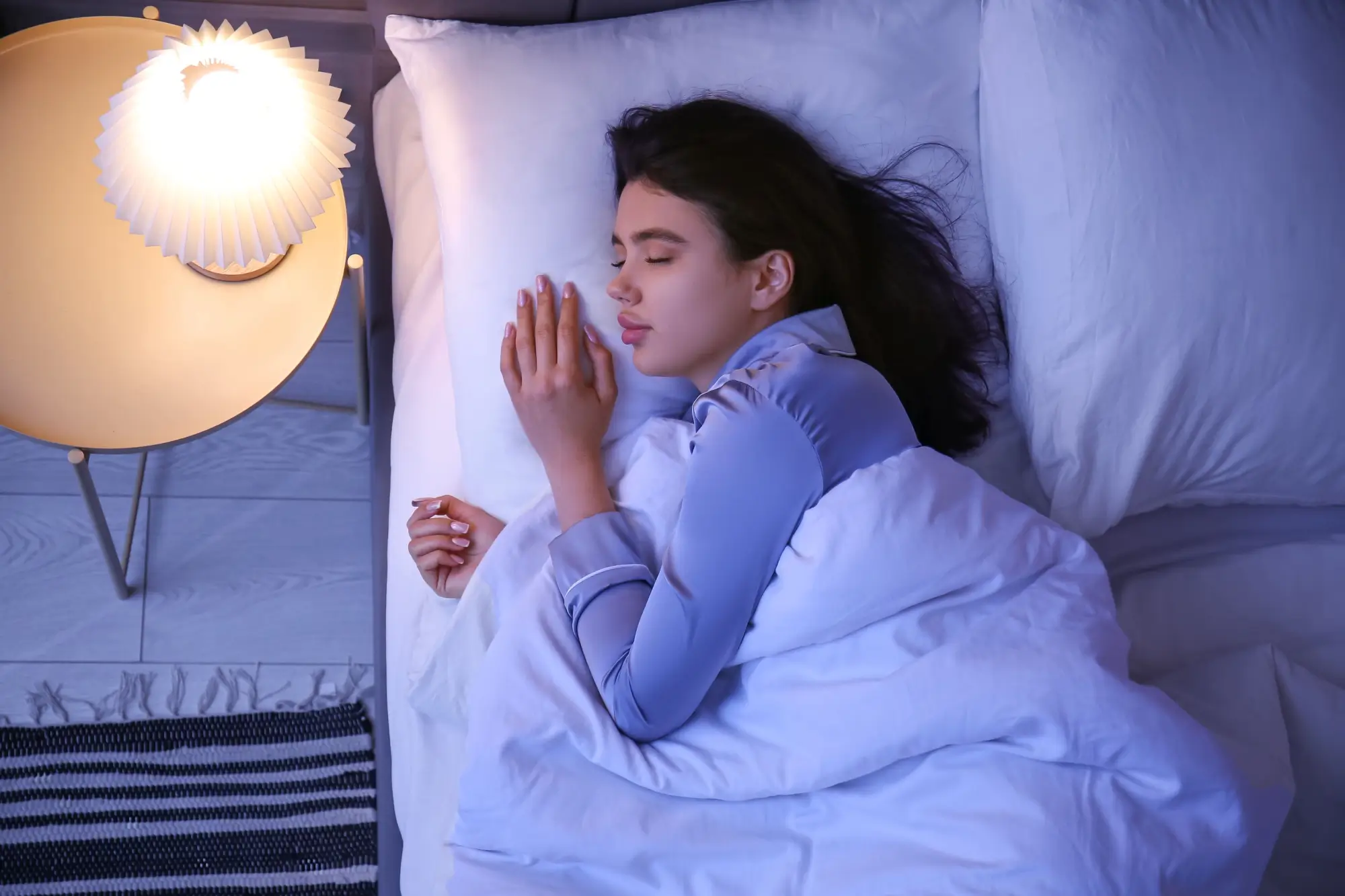 spící mladá dívka v posteli