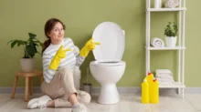 Žena uklízí toaletu
