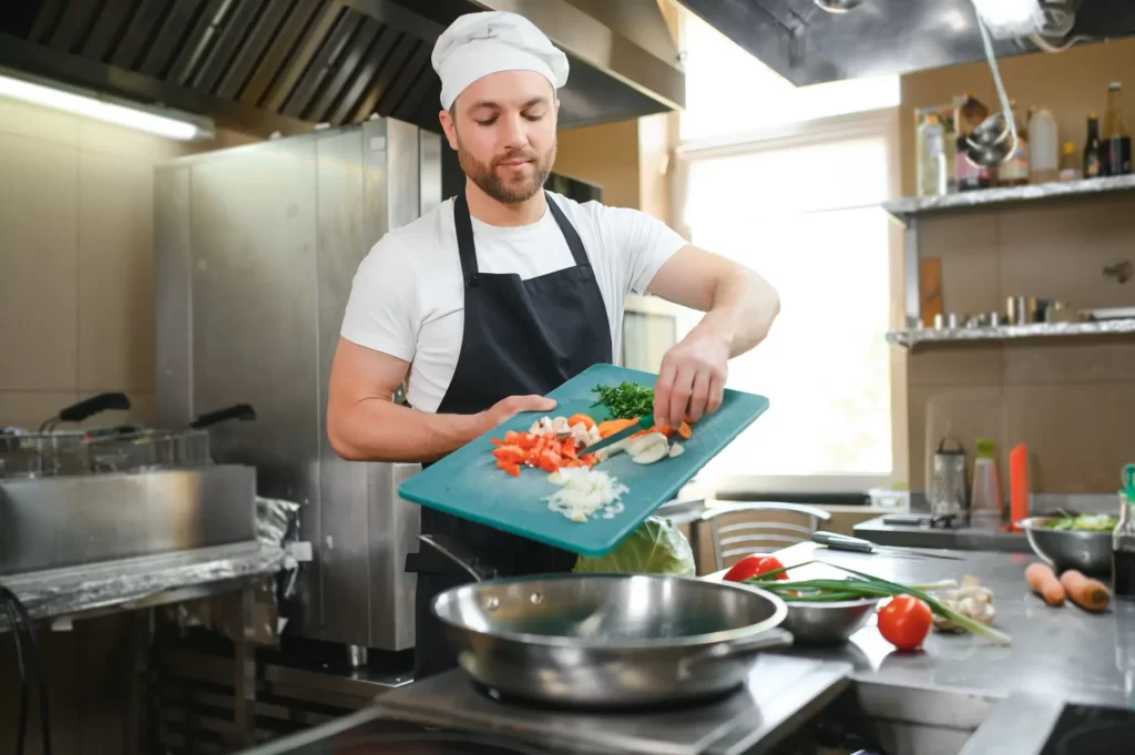 Kvalitních kuchařů je pramálo, FOTO: Shutterstock - Techsvět Kuchař vaří v kuchyni